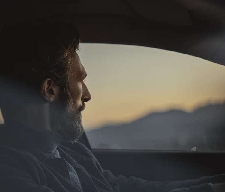 Чоловік дивіться у вікно, сидячи на місці водія