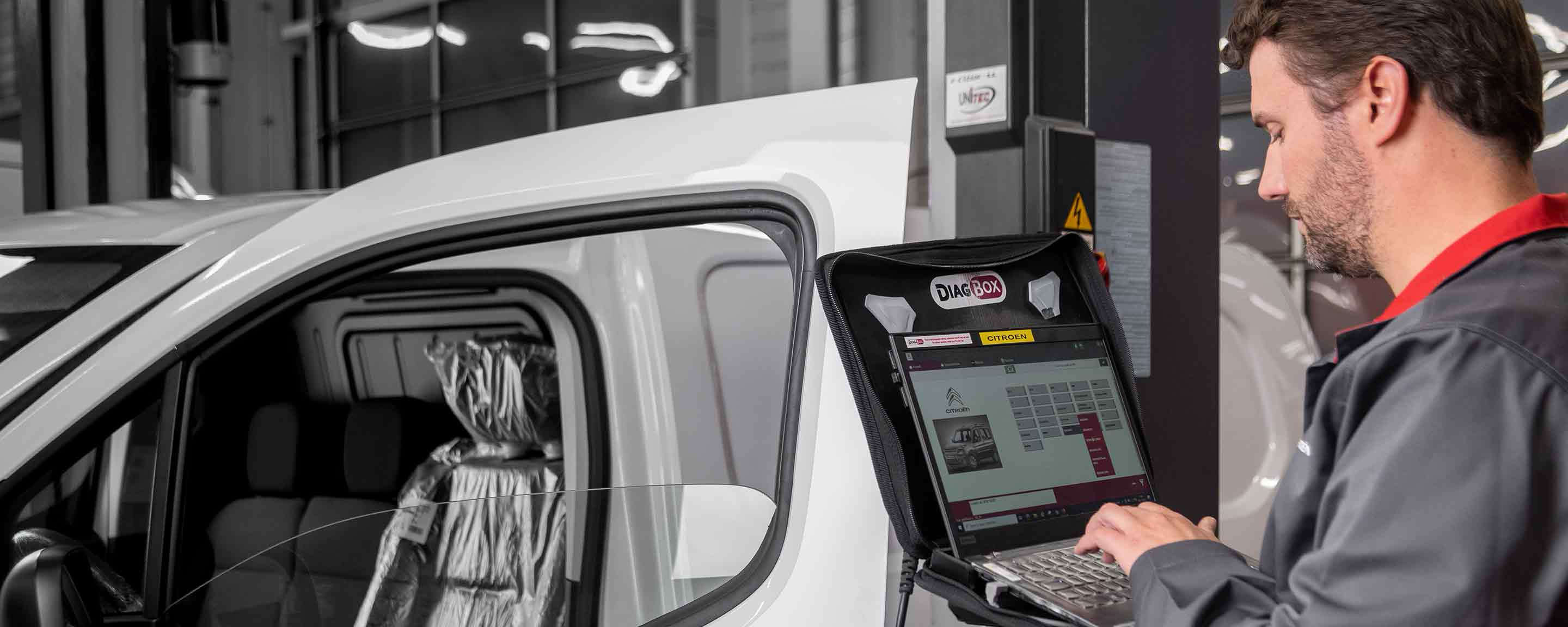 Технічний фахівець виконує компʼютерну діагностику автомобіля Citroën