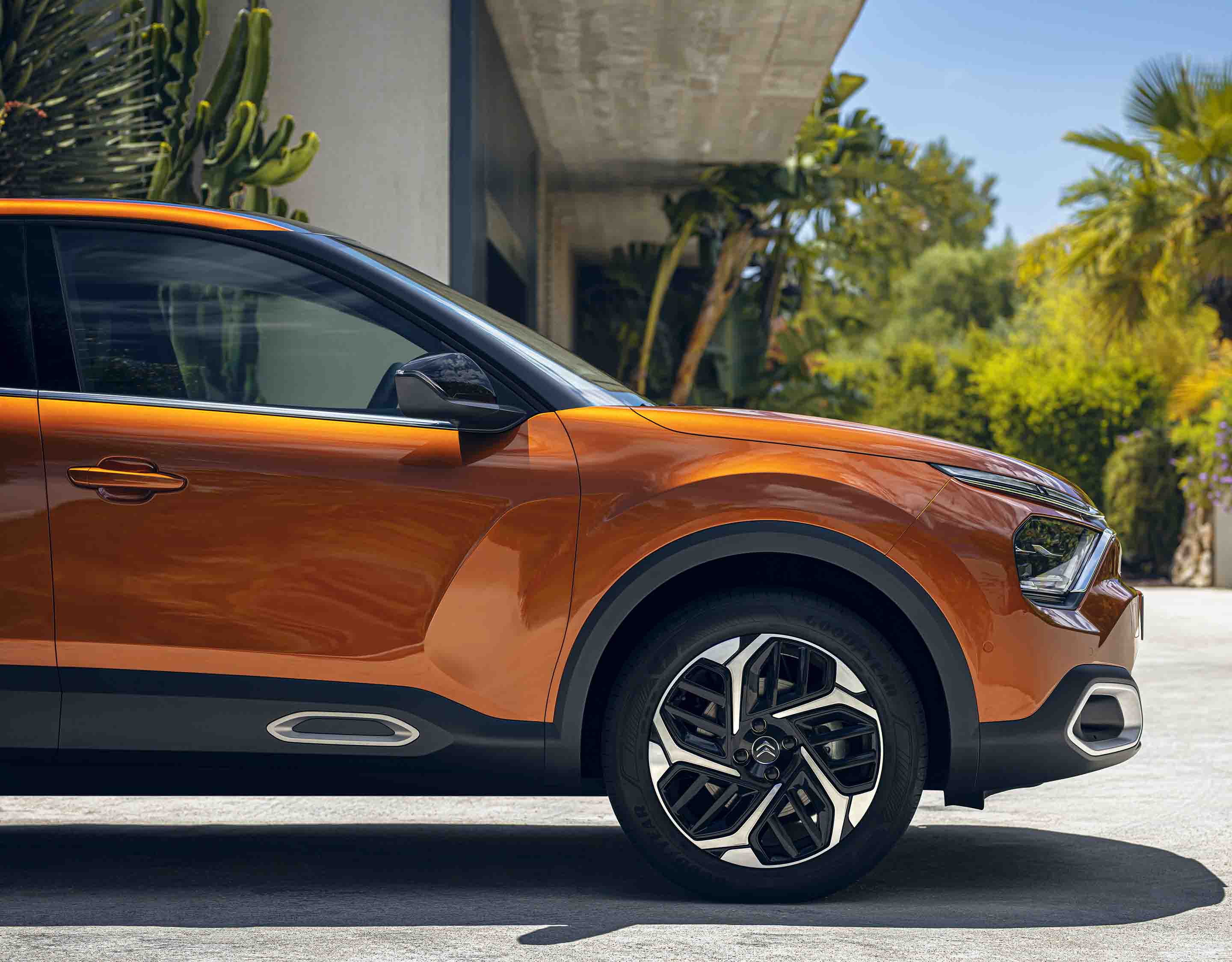 Передня частина Citroen C4 оранжевого кольору, вигляд з правого боку