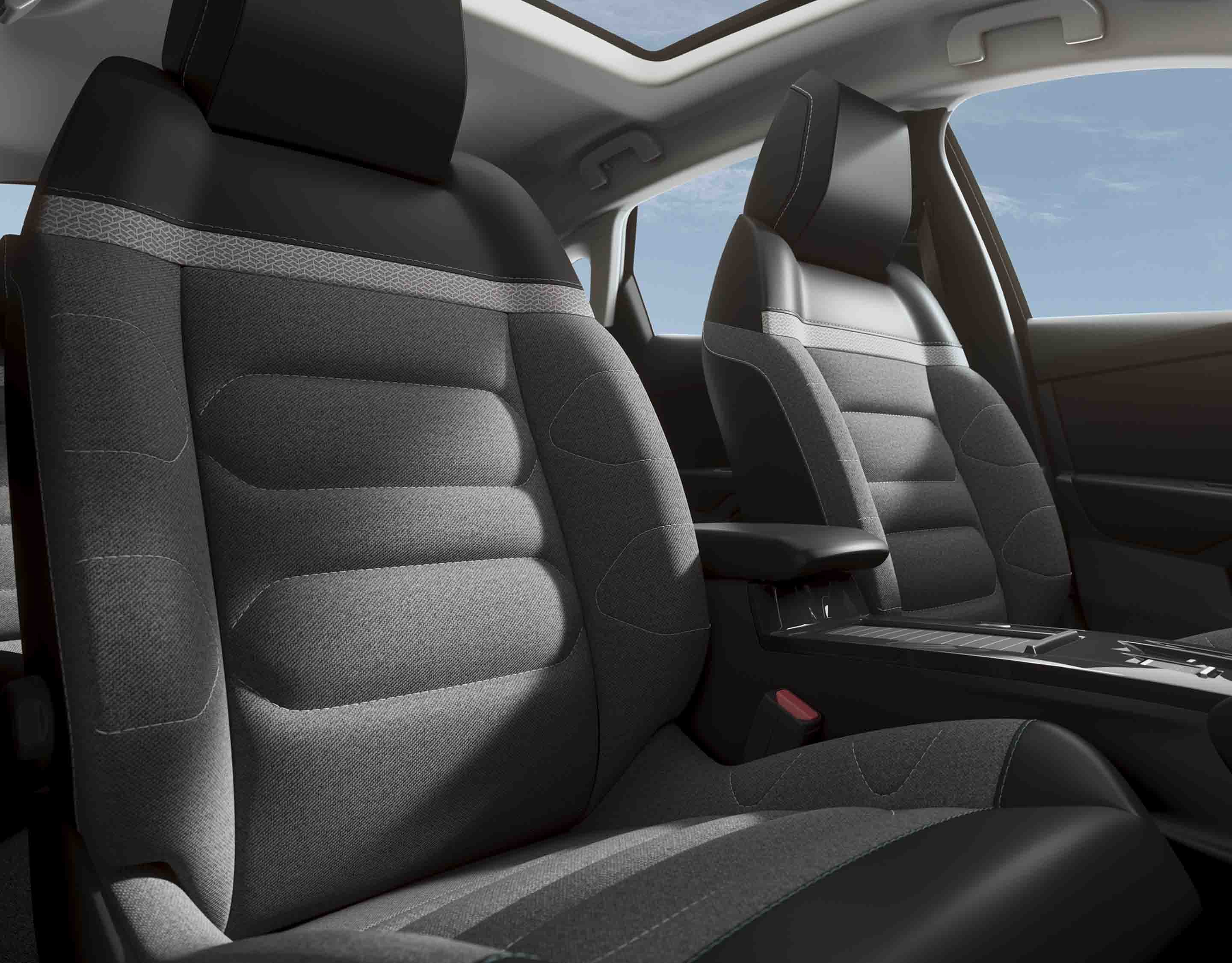 Передні сидіння у салоні Citroen C4