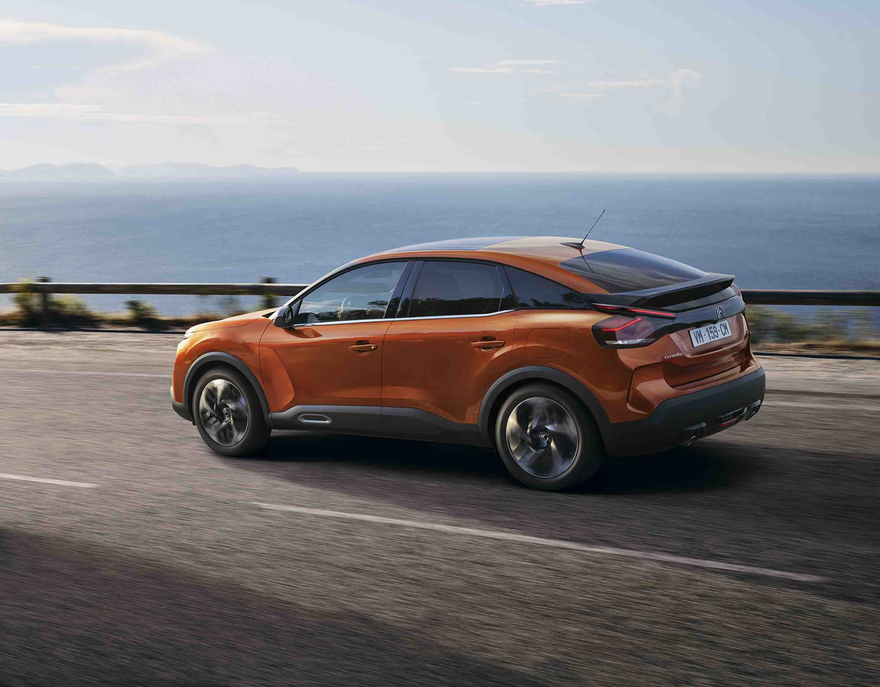 Citroen C4 на гірській дорозі, вигляд з лівого боку