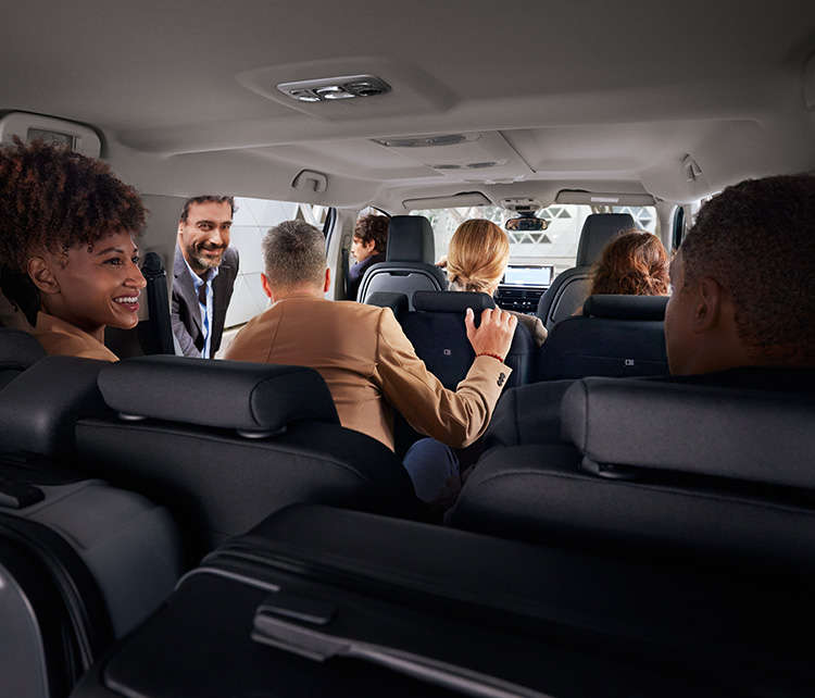 Пасажири у салоні Citroen SpaceTourer